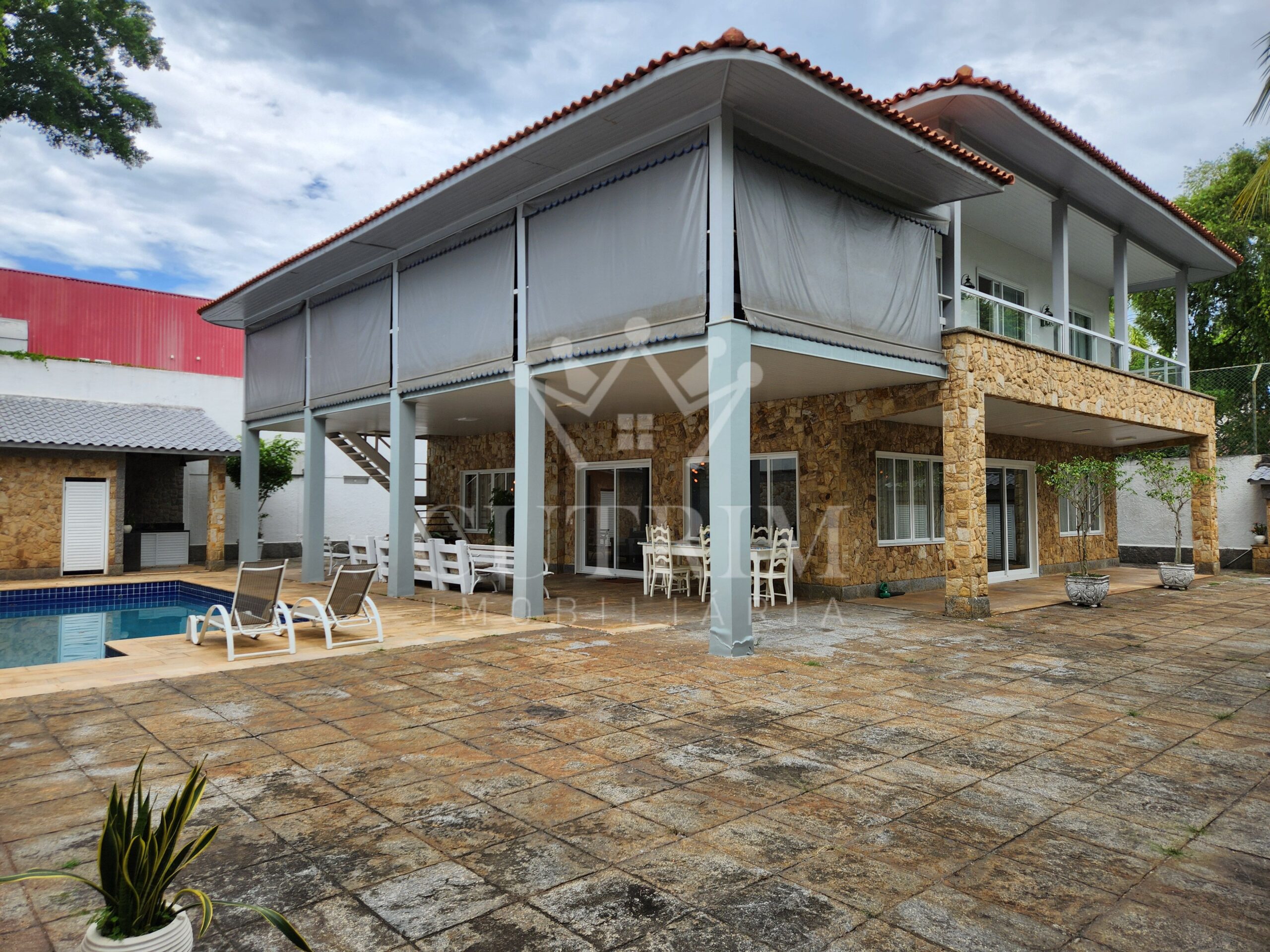 CI0098 – CASA DUPLEX – CONDOMÍNIO ALAMEDA DOS EUCALIPTOS – BARRA DA TIJUCA – 4 SUÍTES – R$ 5.800.000,00