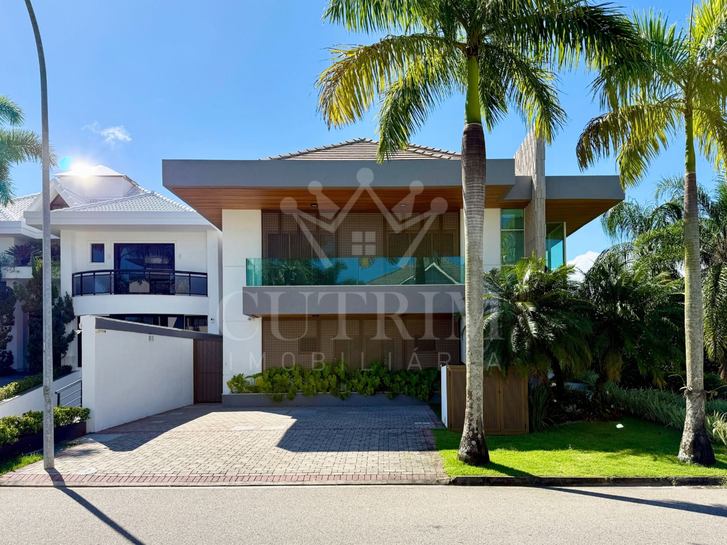 CI0107 – CASA TRIPLEX – CONDOMÍNIO DEL LAGO – BARRA DA TIJUCA – 5 SUÍTES – R$ 8.500.000,00