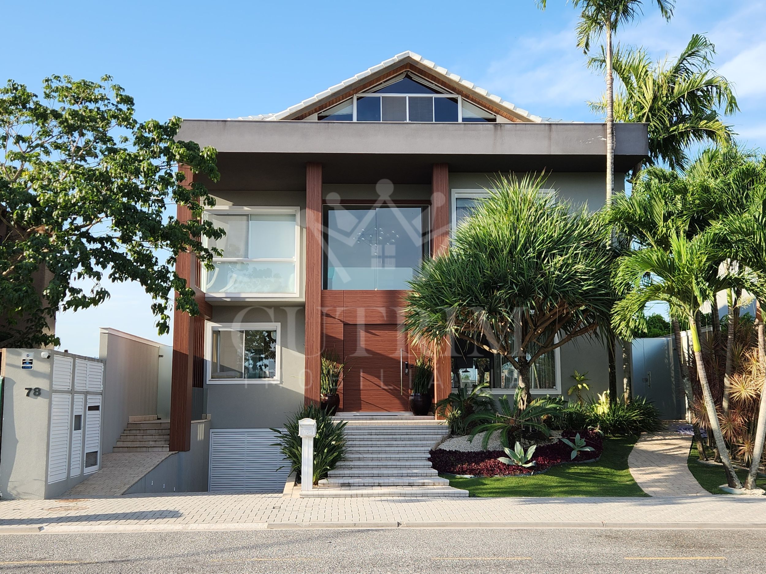 CI0100 – CASA TRIPLEX – CONDOMÍNIO ALPHAVILLE – BARRA DA TIJUCA – 4 SUÍTES – R$ 11.900.000,00